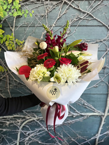 Classic Christmas Bouquet With Free Cookie-Local NZ Florist -The Wild Rose | Nationwide delivery, Free for orders over $100 | Flower Delivery Auckland